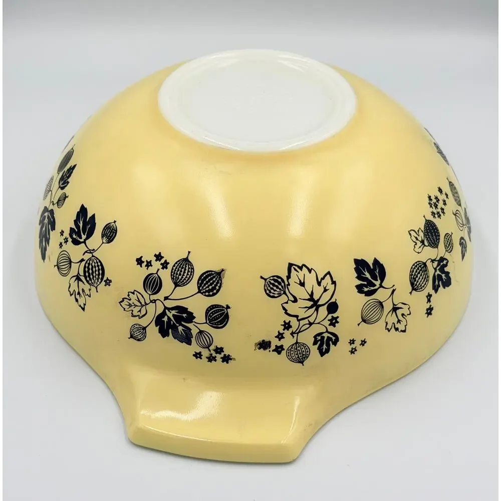 Vintage Pyrex Gooseberry Yellow White Black Cinderella Mixing Bowl 2pc Set